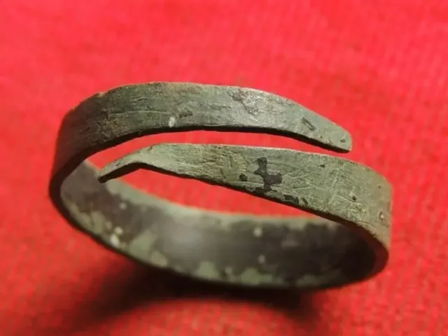 Ancient bronze Roman ring 2-4th century