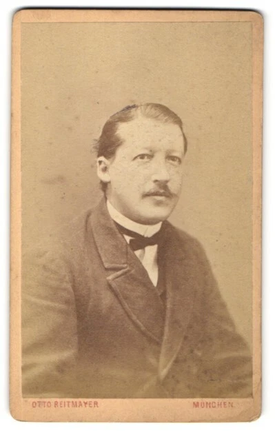 Fotografie Otto Reitmayer, München, Portrait Herr mit zurückgekämmtem Haar