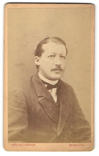 Fotografie Otto Reitmayer, München, Portrait Herr mit zurückgekämmtem Haar