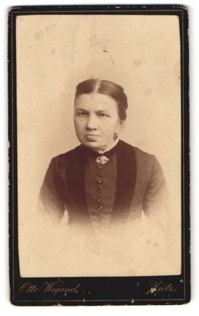 Fotografie Otto Wigand, Zeitz, Portrait betagte schmollende Dame mit Ohrringen