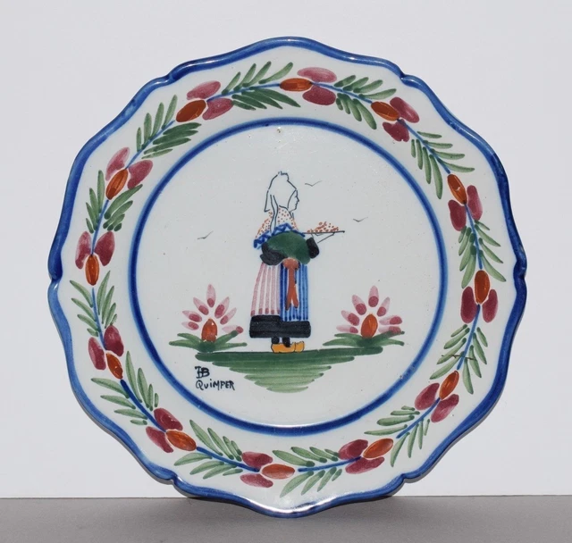 Assiette ancienne en faïence HB Quimper - décor personnage en costume