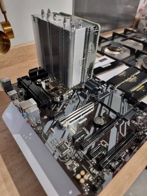 GIGABYTE Z390UD, I7 9700k, 32GB Corsair DDR4, Noctua NH-U12S