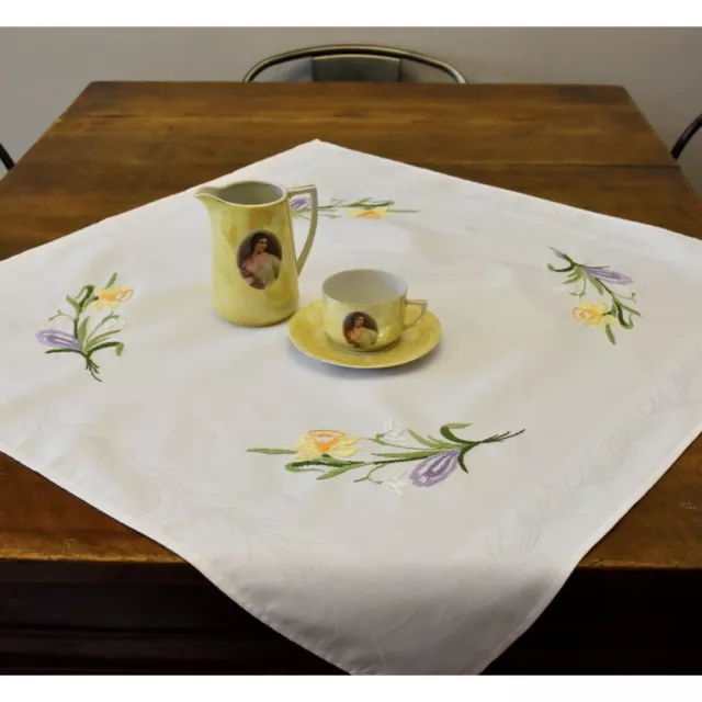Mantel Pascua Bordado a Mano 80x80 CM
