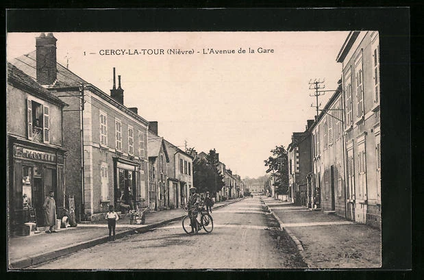 CPA Cercy-la-Tour, L'Avenue de la Gare