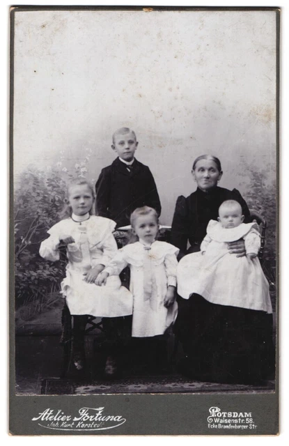 Fotografie Atelier Fortuna, Potsdam, Waisenstrasse 58, Großmutter mit vier Kind
