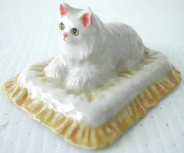 KLIMA K316 Miniature statuette en porcelaine - CHAT BLANC SUR COUSSIN BEIGE CAT
