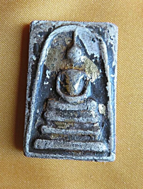 Amulett,Buddha auf 3stufigem Thron mit Goldauflage, Rückseite silberner Fisch.