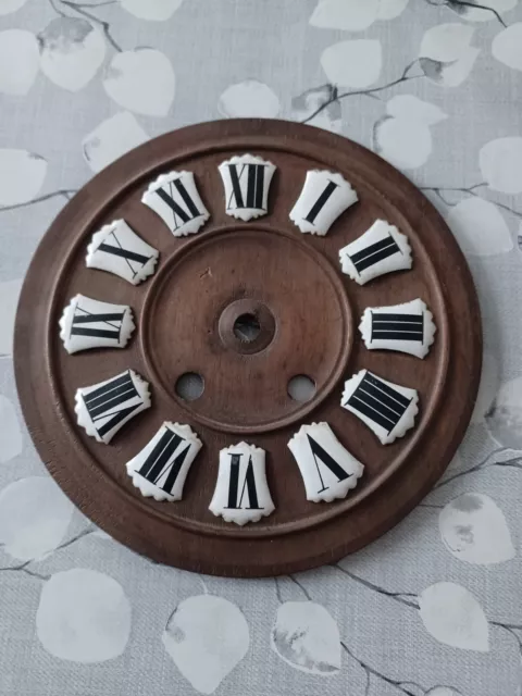 Anciennes cartouches chiffres romains en tôle émaillée sur bois