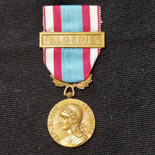 K2N*(REF10930) Médaille MILITAIRE DE LA GUERRE d'Algérie French medal