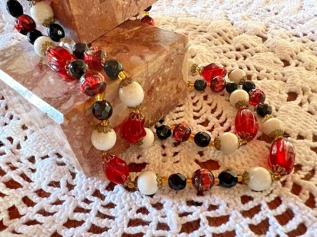 Collier - Multi rang perles facettes et chaînes variées Collier - Multi rang perles facettes et chaînes variées