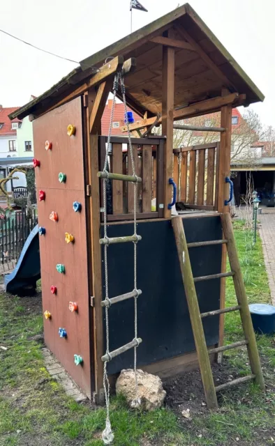 Spielturm mit Rutsche + Kletterwand