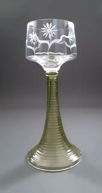 Ein antikes Jugendstil Uran Weinglas um 1900 - ausgefallene facettierte Form 3