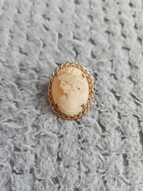 Pendentif Nina Ricci Camée Porte-Parfum - Doré Et Blanc - Très Bon État - Vintage