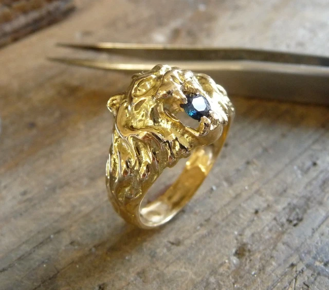 Bague Or 9 Carats Tête De Lion Marjan Yeux Saphir - Neuf Emballé Homme