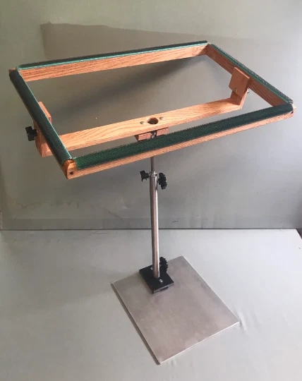 Soporte de piso de gancho para alfombra con área de enganche interior de 15"" x 25"" + base de viaje GRATUITA