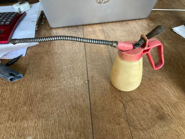 Pequeña lata de aceite de plástico vintage CC200 coleccionable con pico de metal