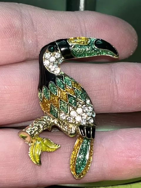 Gorgeous VTG Toucan/Bird Hand Painted Crystal Brooch/Pin Approximately 2.5”