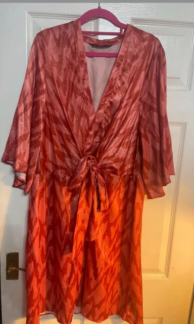 Ladies Gorgeous Dress, Size 22                       (B265)