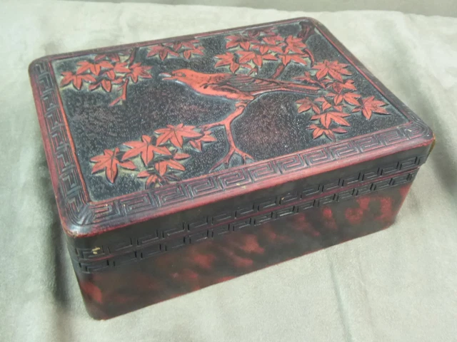 BELLE BOÎTE ancienne, en bois peint. A décor d'oiseau.