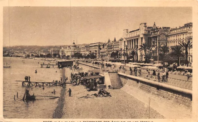 CPA Nice la plage et la Promenade des Anglais (132271)