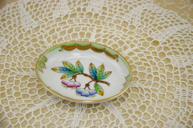 Beautiful HEREND Miniture Porcelain QUEEN VICTORIA Design Pin Tray with 24K Gold