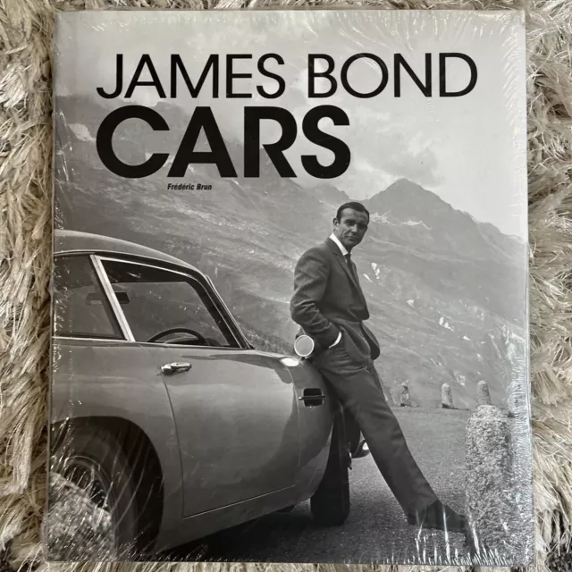 James Bond's Aston Martin DB5: 9781858756103: Hugo, Simon, Lawrence, Will:  Books 