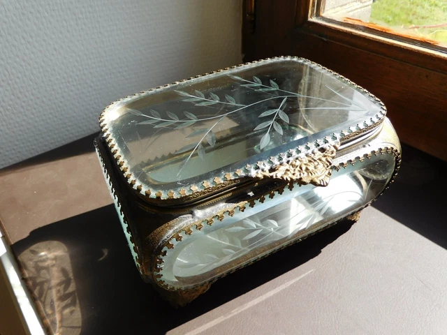 Petit coffret à bijoux boîte laiton verre biseauté gravé Napoléon III XIXè Petit coffret à bijoux boîte laiton verre biseauté gravé Napoléon III XIXè