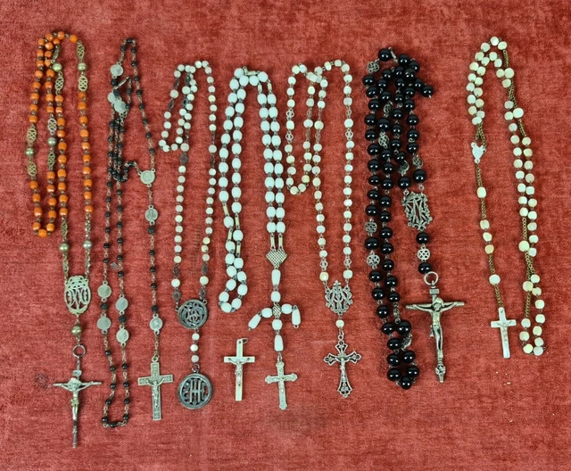 7 Chapelets. Perles En Nacre Et Cristal. Christs En Argent Et Métal. Xxe Siècle.