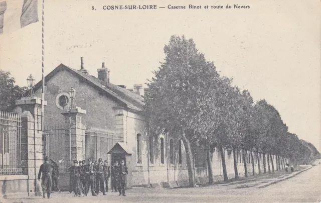 Carte postale ancienne NIEVRE COSNE 8 caserne Binot et route de Nevers soldats