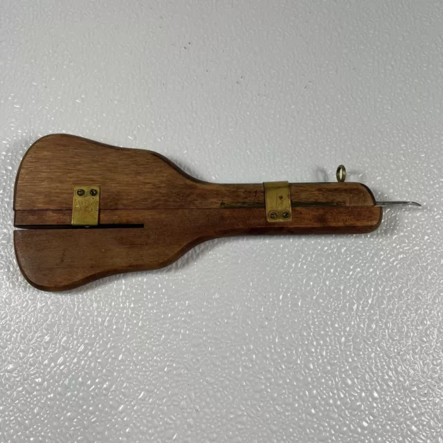 "Herramienta de gancho de madera y latón vintage Susan Burr 9"