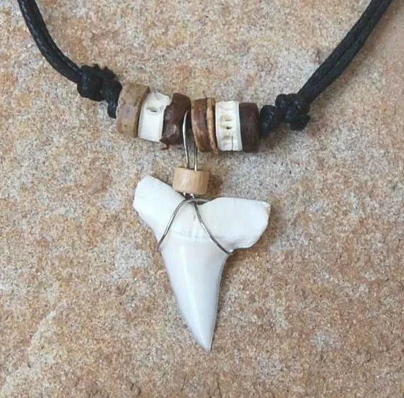 n 096  / SHARK TOOTH  Haizahnkette Haifischzahn Haizahn Hai Surferkette Kette