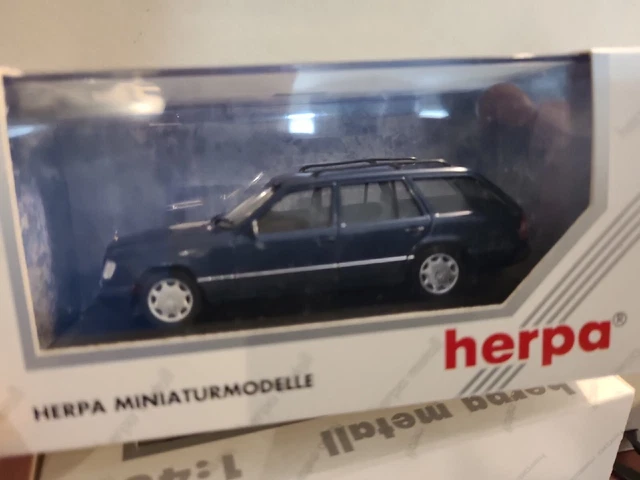 mercedes benz E 320 T limousine break 1/43 bleu metal 1/43 HERPA