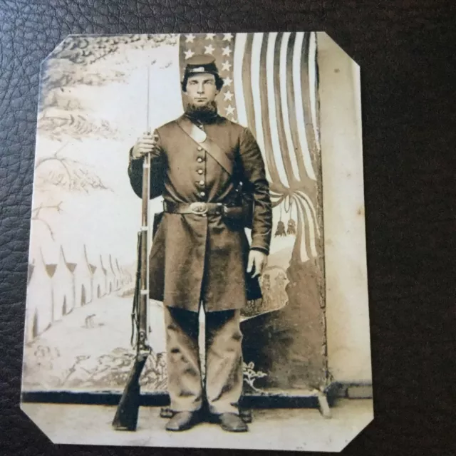 civil war Military UNION SOLDIER With RIFLE tintype C742RP