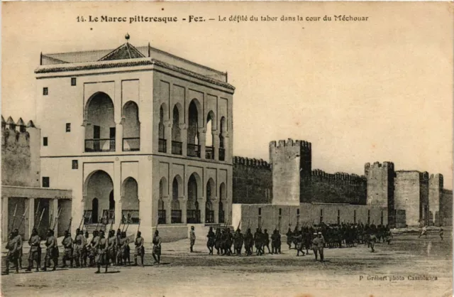 CPA AK FEZ - Le defile du tabor dans la cour du Mechouar MAROC (796370)