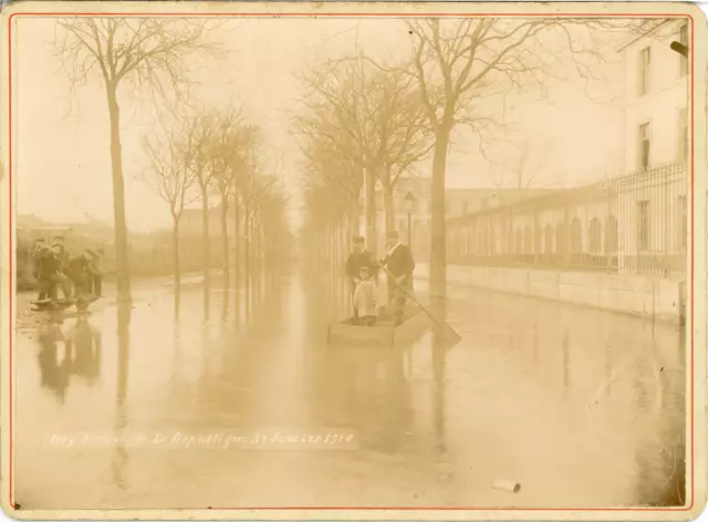 France, Ivry, Avenue de la République, 30 Janvier 1910 Vintage citrate print. In