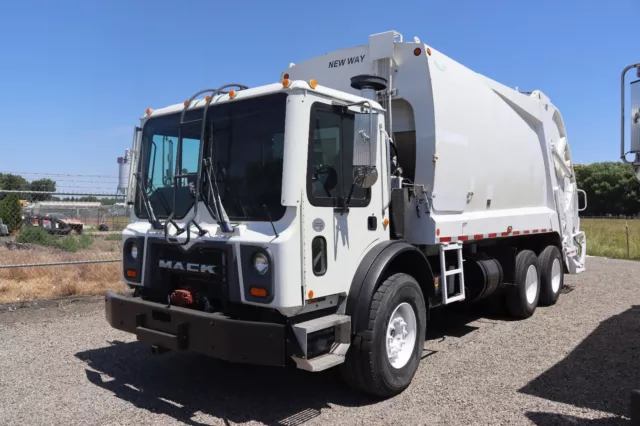2009 MACK GARBAGE TRUCK  MRU600 W/New Way 25 YD NEW WAY-King Cobra rear loader