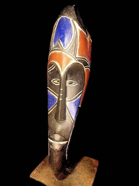 Maschera africana antica intagliata a mano in legno da parete con...