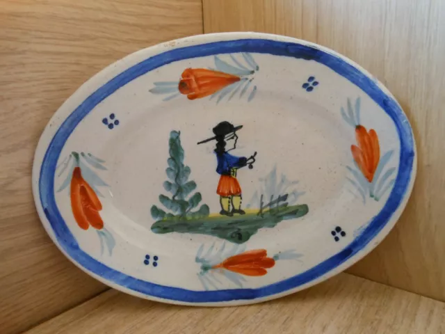 Petit plat dinette  objet de vitrine en faience de QUIMPER HB.