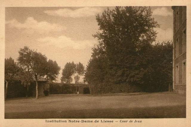 Y62 - Dept. 02 Cpa Institution Notre Dame De Liesse La Cour De Jeux Neuve