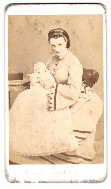 Fotografie F. Steiner, Innsbruck, Portrait junge Dame im modischen Kleid mit Ba