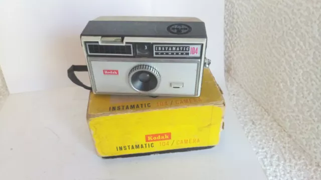 kodak instamatic 104 en assez bon etat et fonctionnel avec boite abimee