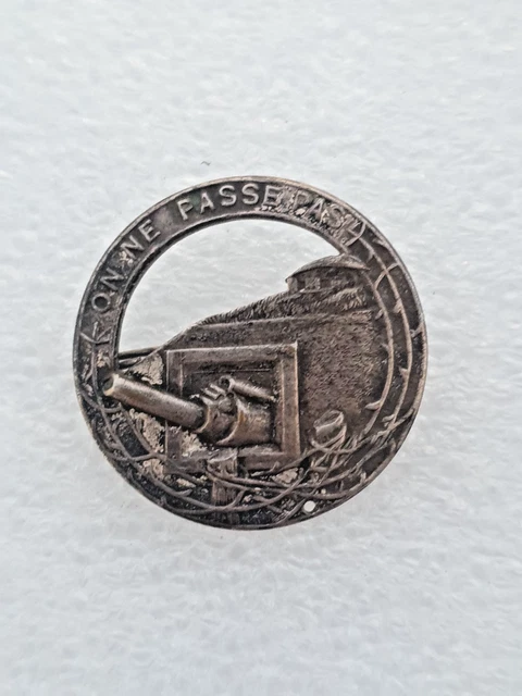 ANCIEN INSIGNE EMAILLE TCS HUGUENIN LE LOCLE SUISSE
