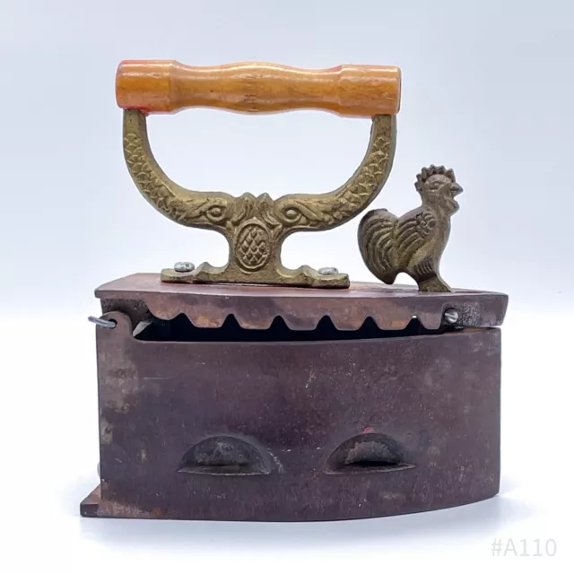 Antikes Bügeleisen Kohlebügeleisen aus Gusseisen/Messing mit Holzgriff und Hahn