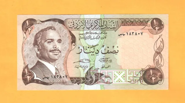 JORDAN-1/2 DINAR-(1975-92)-SIGNATURE 18-SERIAL NUMBER 183807-PICK 17e , UNC .