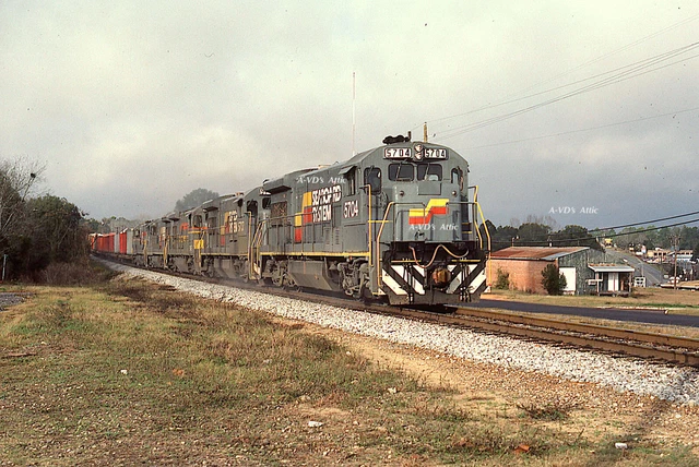 Orig slide SDB Seaboard GE U36B 5704 at speed DeFuniak Springs FL 1984