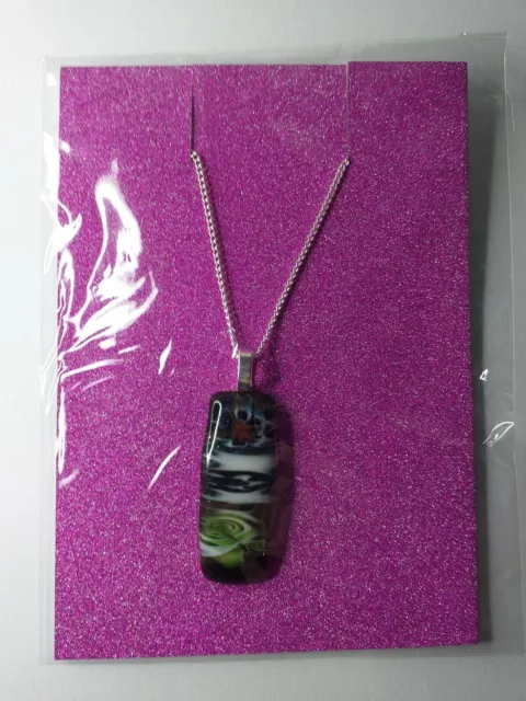 Pendentif rectangle en verre fondu sur collier. Motif fleur et spirale.