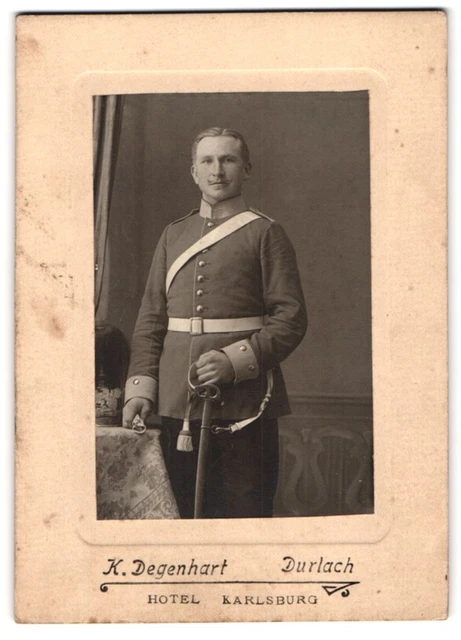 Fotografie K. Degenhart, Durlach, Offizier in Uniform mit Pickelhaube Roßhaarbu