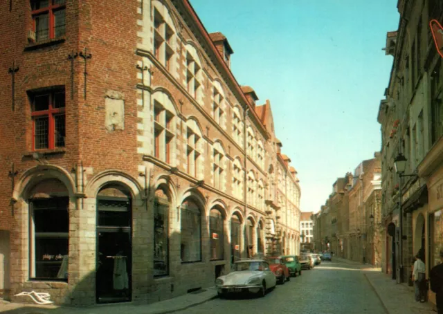 Lille - Rue de la Monnaie Citroen DS en gros plan Renault 4L