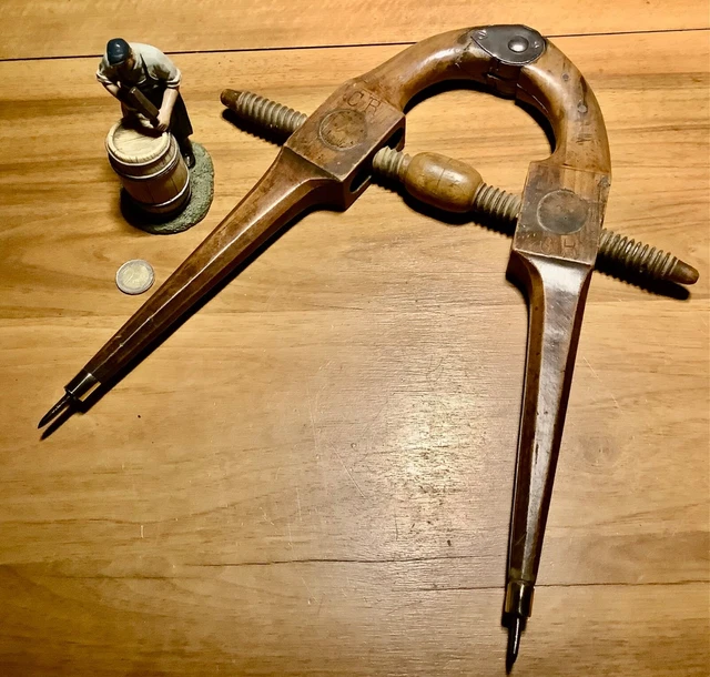 OUTILS ANCIENS, BEAU et grand compas de tonnelier, estampillé CR... EUR ...