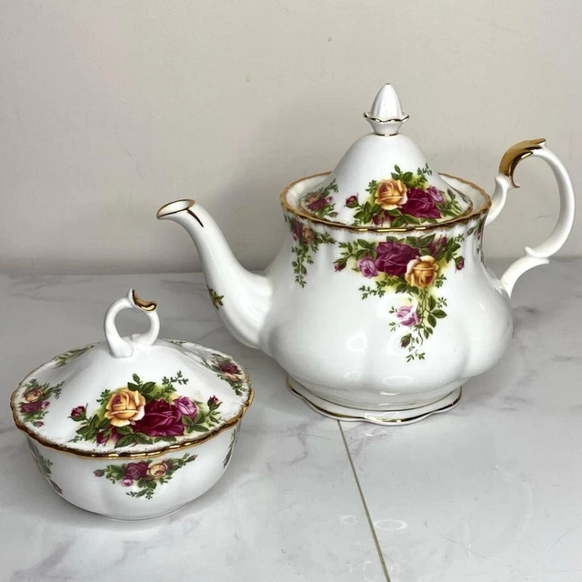 ROYAL ALBERT OLD Country Roses Bone China 1962 Teapot & Powder Box with